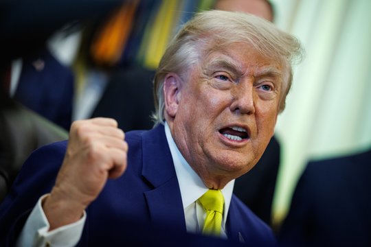 Karas Ukrainoje. D. Trumpo žvilgsnis krypstą į Ukrainą: pasiuntė žinią