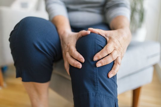 Šaldyti ar šildyti skaudantį kelį? Vaistininkė įspėja, kokios klaidos gali pabloginti būklę