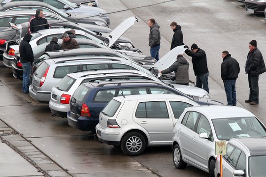 Skelbia, kokius automobilius gegužę pirko lietuviai: išryškėjo favoritai