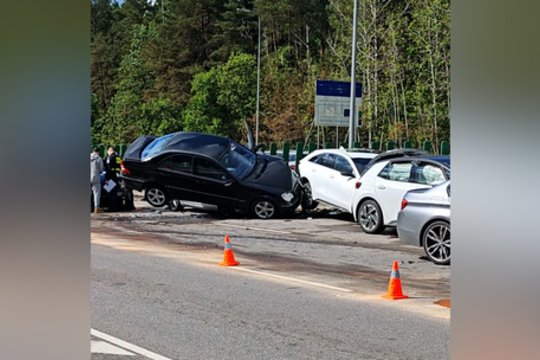 Užfiksavo vaizdus iš Vilniaus Vakarinio aplinkkelio: susidūrė septyni automobiliai