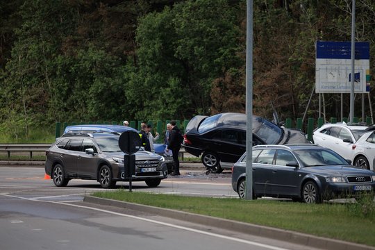Masinė avarija Vilniaus aplinkkelyje: automobiliai užšoko vienas ant kito – užfiksuoti vaizdai