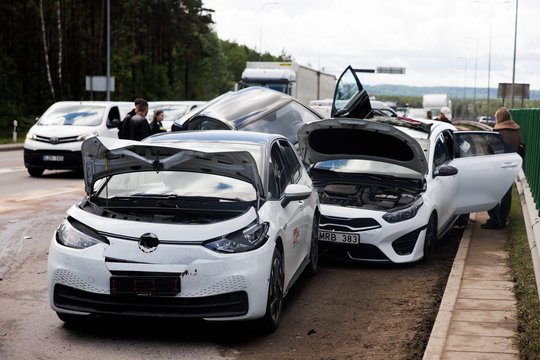 Masinė avarija Vilniaus aplinkkelyje: automobiliai užšoko vienas ant kito – užfiksuoti vaizdai