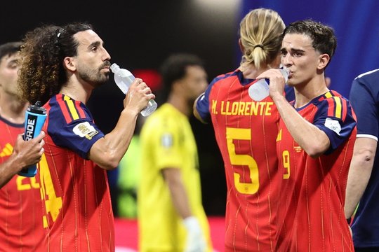 Po sensacingo čempionato starto Ispanijos spauda sumalė futbolo rinktinę į miltus