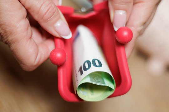 Susitarė, kiek kitąmet turėtų kilti minimali alga: pateikė skaičius 