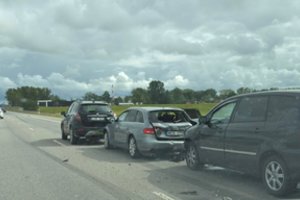 Palangos plente susidūrė trys automobiliai: sužalojimų išvengti nepavyko