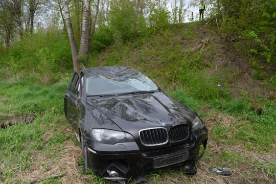 Nuo autostrados BMW nulėkė į griovį: nukentėjusią moterį teko iškelti pro stoglangį