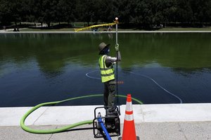 D. Trumpo renovuotas Atspindžių baseinas Vašingtone nuo dumblių nusidažė žaliai