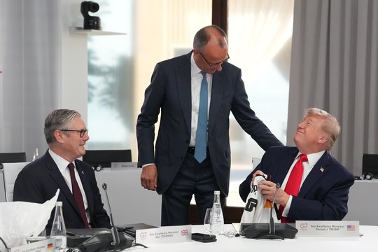 D. Trumpo reakcija į F. Merzo dovaną G7 išplito internete: „Tai puiku“