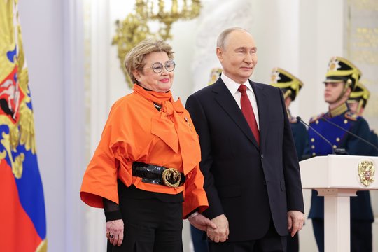 Po apdovanojimų ceremonijos – audra internete: V. Putino ir aktorės romantiška akimirka sukėlė audringas reakcijas