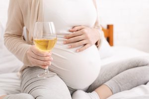 Nematomas nėštumo šešėlis: kodėl „viena taurė“ gali kainuoti vaiko ateitį