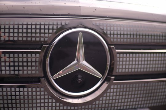Klaipėdoje ir Vilniuje niekadėjų taikiniu tapo „Mercedes Benz“ automobiliai