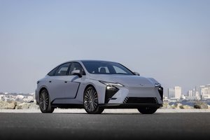 2026 m. „Lexus ES“ testas: kuo pranašesnis ir kuo nusileidžia vokiškiems verslo sedanams