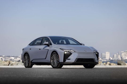 2026 m. „Lexus ES“ testas: kuo pranašesnis ir kuo nusileidžia vokiškiems verslo sedanams