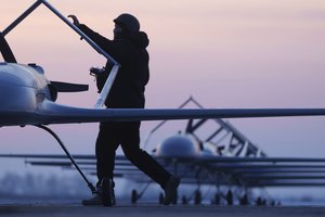 Karas Ukrainoje. Kryme vėl griaudėjo sprogimai: taikinyje – tanklaivis ir 2 svarbūs tiltai