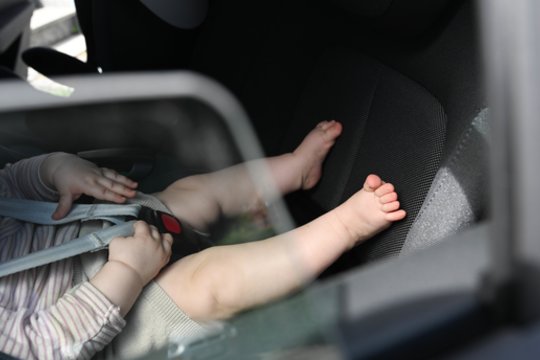 Nesuvokiama: mažylę automobilyje užmiršusi motina grįžusi ją rado jau nebegyvą