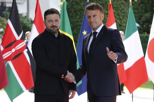V. Zelenskis atskleidė, apie ką telefonu kalbėjosi su D. Trumpu ir E. Macronu