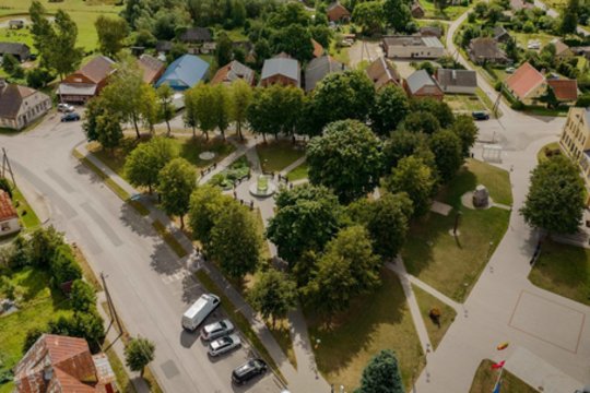 Iš pirmo žvilgsnio – niekuo neišsiskiriantis miestelis, tačiau jo centre yra vienintelė tokia vieta Lietuvoje