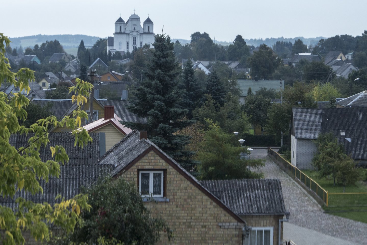 Lietuvos miesteliai ir mažesni miestai, kaimai iki šiol slepia ištisus medinių namų kvartalus, kurių kasdien dažnai nepastebime.<br>V.Ščiavinsko nuotr.