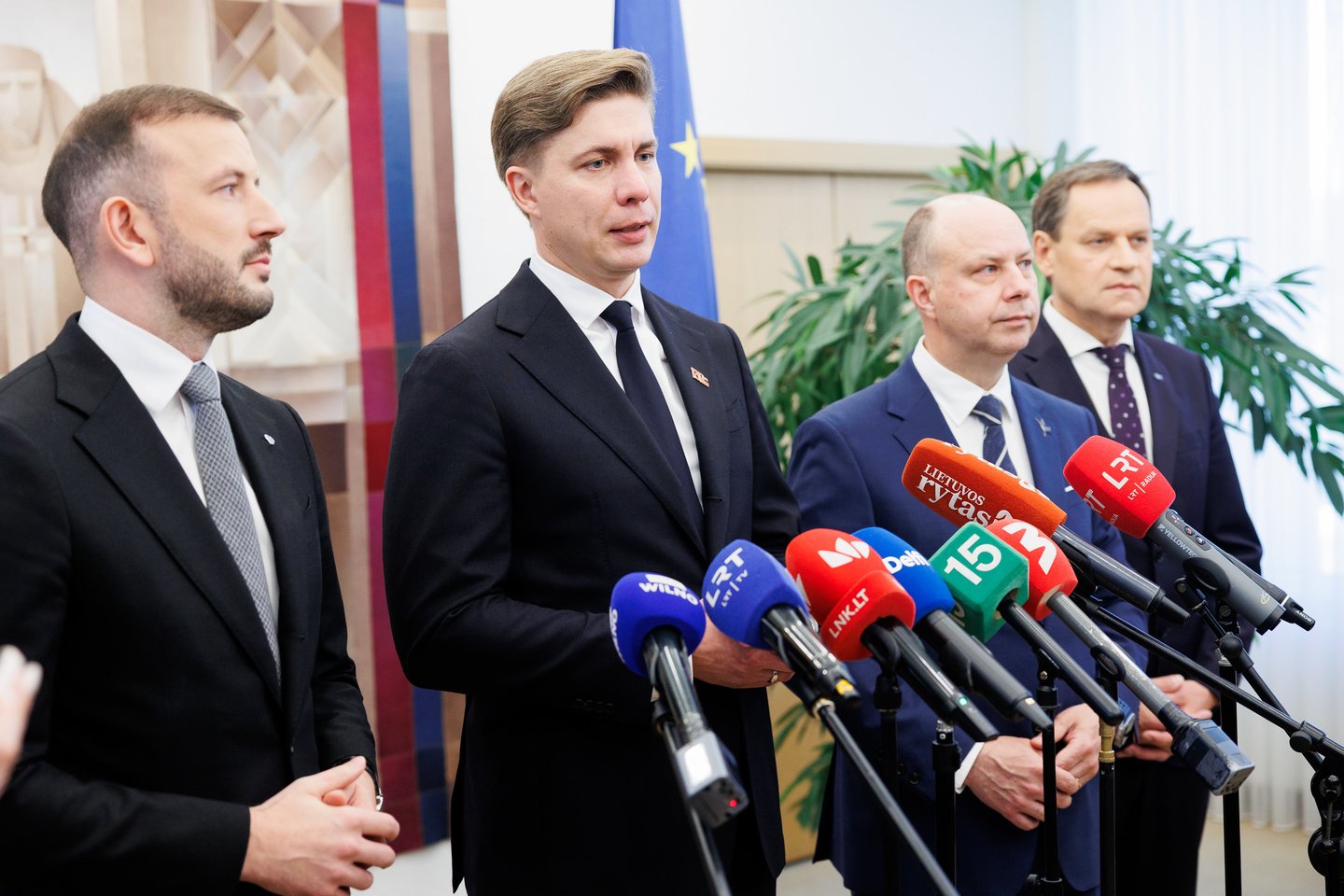 LSDP, Demokratų sąjunga „Vardan Lietuvos ir Lietuvos valstiečių, žaliųjų ir Krikščioniškų šeimų sąjungos frakcijos pasirašė koalicinę sutartį. <br>T. Bauro nuotr.
