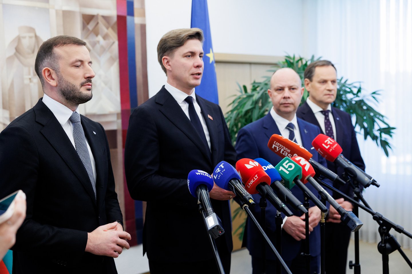 Koalicinės sutarties pasirašymo akimirkos.<br>T. Bauro nuotr..