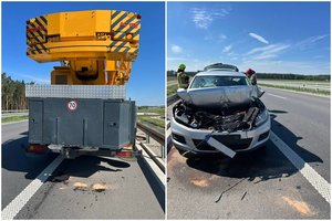 Lietuvių kelionė nutrūko Lenkijos greitkelyje greta Lomžos – po smūgio į kraną automobilis smarkiai sumaitotas