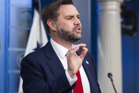 Karas Irane. Iš J. D. Vance‘o lūpų – griežtas įspėjimas Izraeliui