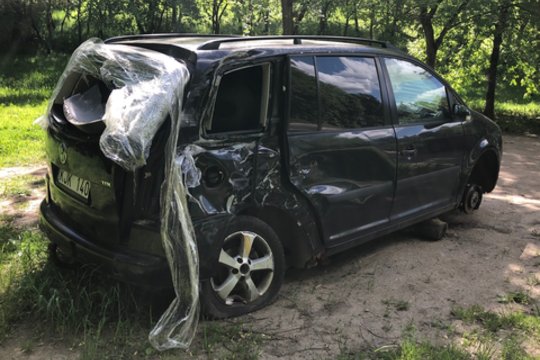 Numetė ir pamiršo: kai kurie automobiliai pakelėse rūdija metų metus, o policija baksnoja į savivaldybės pusę