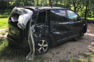 Numetė ir pamiršo: kai kurie automobiliai pakelėse rūdija metų metus, o policija baksnoja į savivaldybės pusę