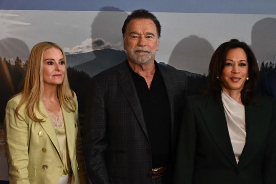 Arnoldas Schwarzeneggeris pasirodė su 27 metais jaunesne mylimąja