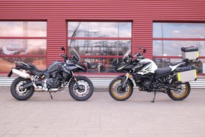 2026 m. „BMW F 800 GS“ prieš „QJ Motor SRT 900 SX“: kokį rinktis motociklą kelionėms – privalumai ir trūkumai