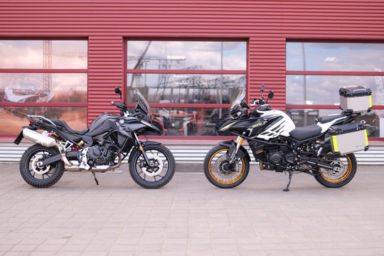 2026 m. „BMW F 800 GS“ prieš „QJ Motor SRT 900 SX“: kokį rinktis motociklą kelionėms – privalumai ir trūkumai