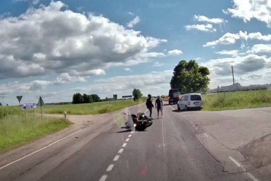 Šokiruojantis vaizdo įrašas: greta Jiezno motociklininkas atsidūrė ant žemės