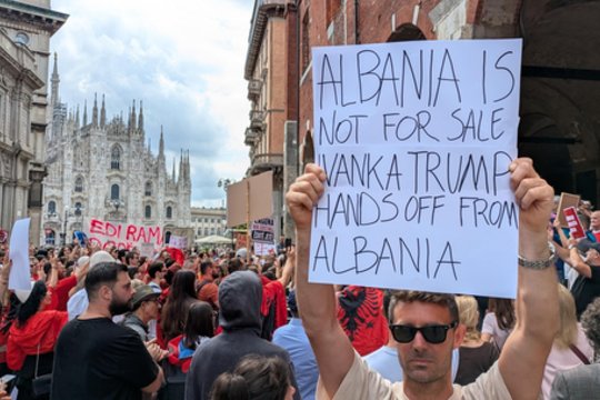 Albanija pateikė kaltinimus 27 asmenims dėl protesto prieš poilsio kompleksą, siejamą su D. Trumpu