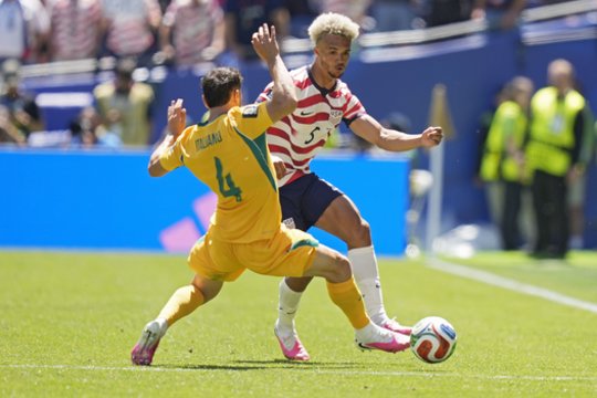 Įvartį įsimušę australai amerikiečiams atvėrė duris į čempionato šešioliktfinalį