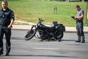 Vilniaus r. sankryžoje į kairę sukęs automobilis partrenkė motociklininką