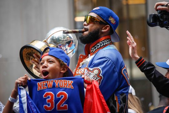 „New York Knicks“ čempionų parade plėvesavo Lietuvos trispalvė – ją turėjo pilietybės netekęs A. Pazdrazdis