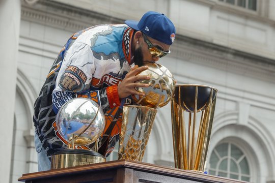 „New York Knicks“ čempionų parade plėvesavo Lietuvos trispalvė – ją turėjo pilietybės netekęs A. Pazdrazdis
