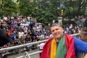 „New York Knicks“ čempionų parade plėvesavo Lietuvos trispalvė – ją turėjo pilietybės netekęs A. Pazdrazdis
