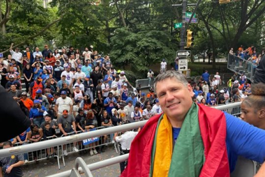 „New York Knicks“ čempionų parade plėvesavo Lietuvos trispalvė – ją turėjo pilietybės netekęs A. Pazdrazdis
