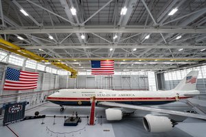 „Skraidantys Baltieji rūmai“: D. Trumpas pristatė Kataro jam dovanotą lėktuvą