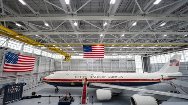 D. Trumpas pristatė Kataro dovanotą „Boeing 747–8“: keliami klausimai dėl etikos ir saugumo