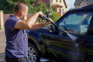 Išvydęs, ką savo kieme prie BMW daro klaipėdietis, suglumo: ar taip galima elgtis?