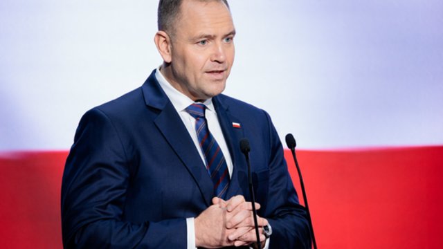 Skausmingas kirtis Ukrainai: Lenkijos prezidentas iš V. Zelenskio atėmė aukščiausią šalies apdovanojimą