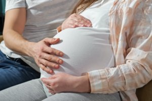 Po dirbtinio apvaisinimo kūdikio susilaukusi pora buvo šokiruota: klinika po incidento užsidarė