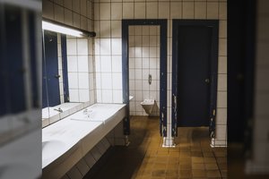Vyrai susipliekė prie moterų tualeto – pribloškė ne tik priežastis, bet ir baigtis