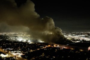 Los Andžele – nepaprastoji padėtis, ore tvyro aitrūs juodi dūmai