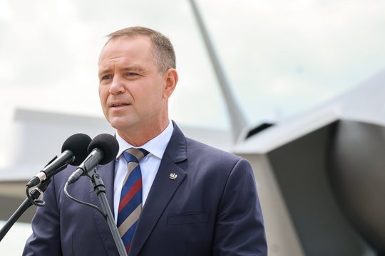 Skandalas dėl atimto ordino gilėja: Lenkijos ministrai kritikuoja prezidento sprendimą
