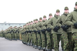 Studijas bei privalomąją karo tarnybą derinantiems jaunuoliams ir toliau bus mokama našlaičių pensija