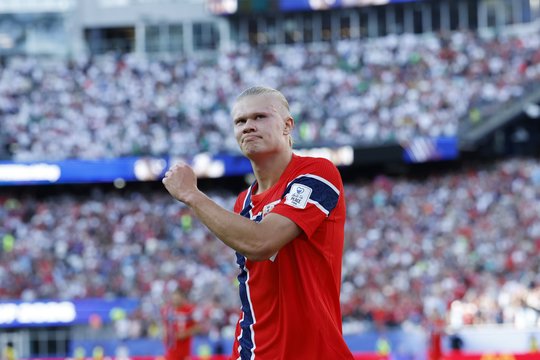 Į JAV – įspūdingas siuntinys iš Norvegijos: rinktinė atsivežė 300 kilogramų lašišos ir legendinio sūrio