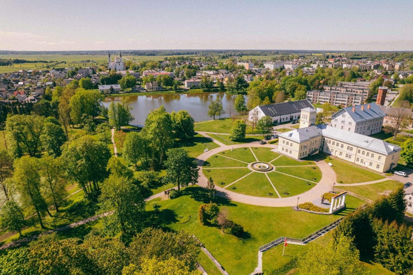 Vasarą Rietavas kviečia ne tik pažinti istoriją, bet ir mėgautis jaukia miesto atmosfera.
